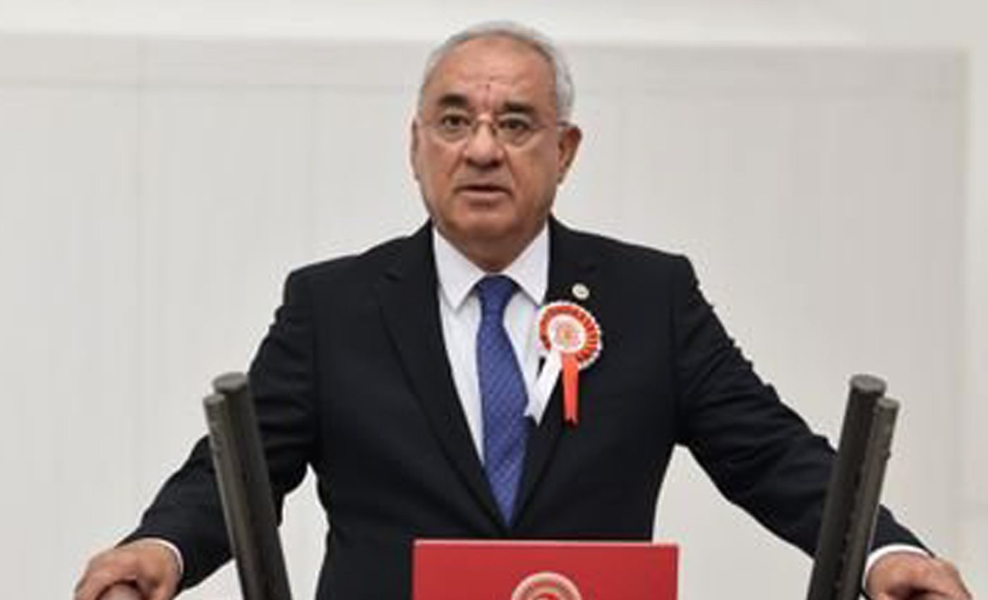Aksakal: “Türkiye teröre karşı kararlı duruşunu gecikmeden ortaya koymalıdır” 